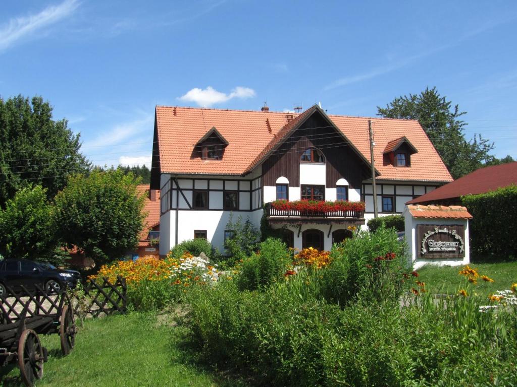 ein Haus mit Garten davor in der Unterkunft Gościniec Nowa Wioska in Wałbrzych