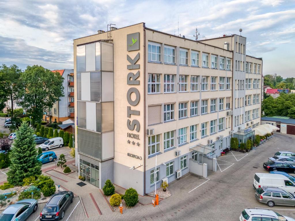 un edificio de apartamentos con un cartel grande en Hotel Stork en Brodnica