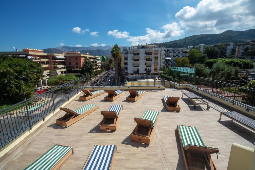 un groupe de bancs assis au-dessus d'un bâtiment dans l'établissement Hotel Nice, à Sorrente