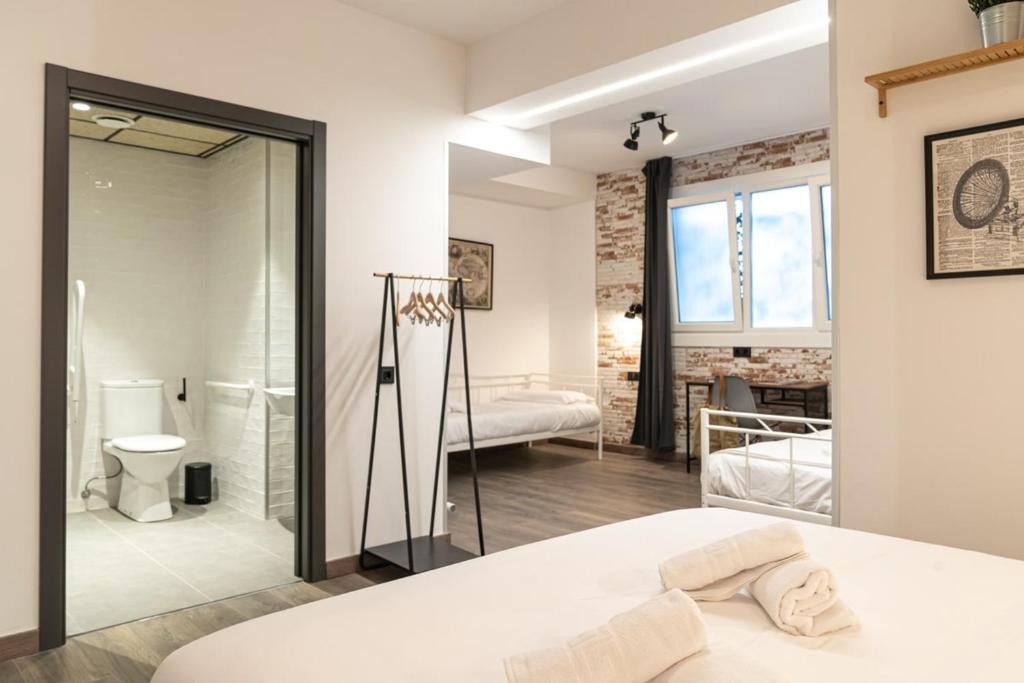 1 dormitorio con 1 cama y baño en Pension H30 SALCES Licencia HBI01292, en Bilbao