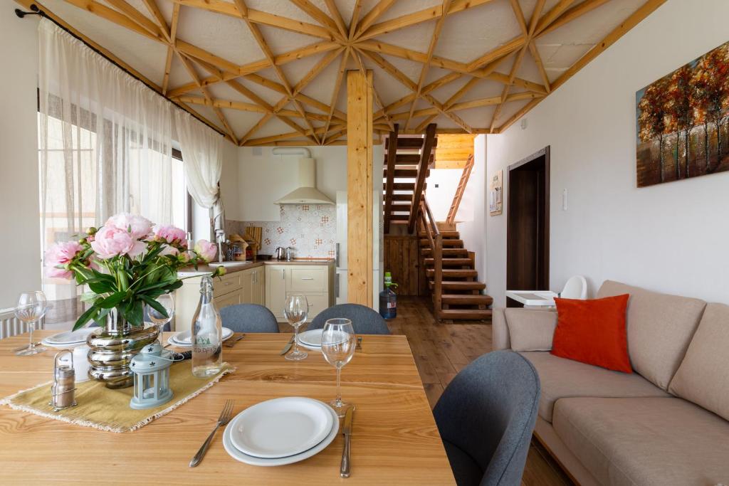 een woonkamer met een tafel en een bank bij GOOD DAYS Shale Resort 4 км до Буковеля in Yablunytsia