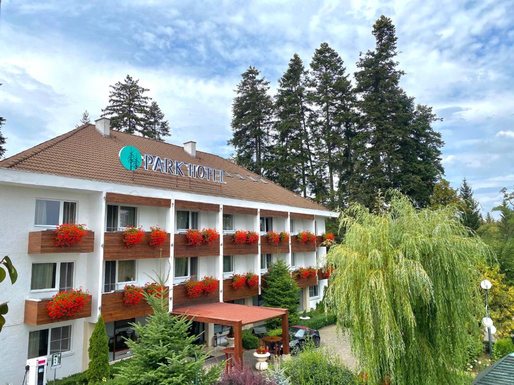 um hotel com uma placa que lê estalagem de férias em Hotel Park Sfantu Gheorghe em Sfântu-Gheorghe