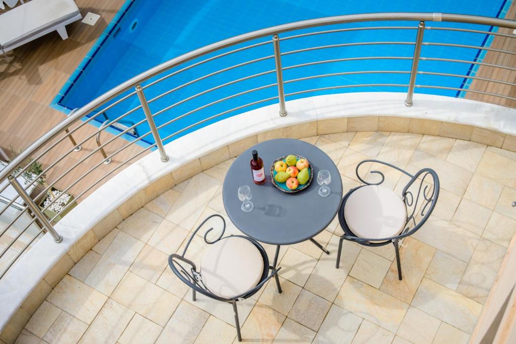 Bazén v ubytování Aktaia Boutique Hotel nebo v jeho okolí