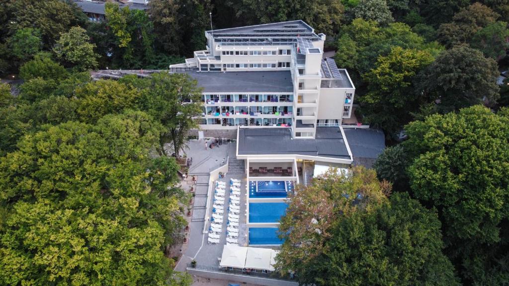 una vista aérea de un edificio con piscina en Ariana Hotel, en Kiten