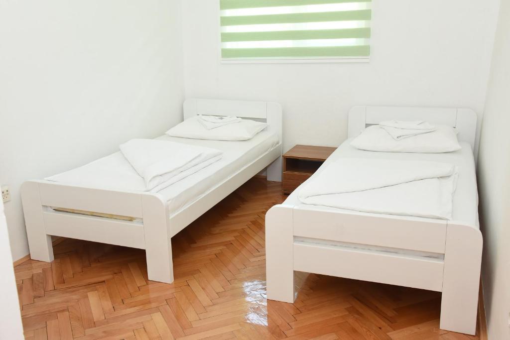 NP Sutjeska Paviljon A tesisinde bir odada yatak veya yataklar