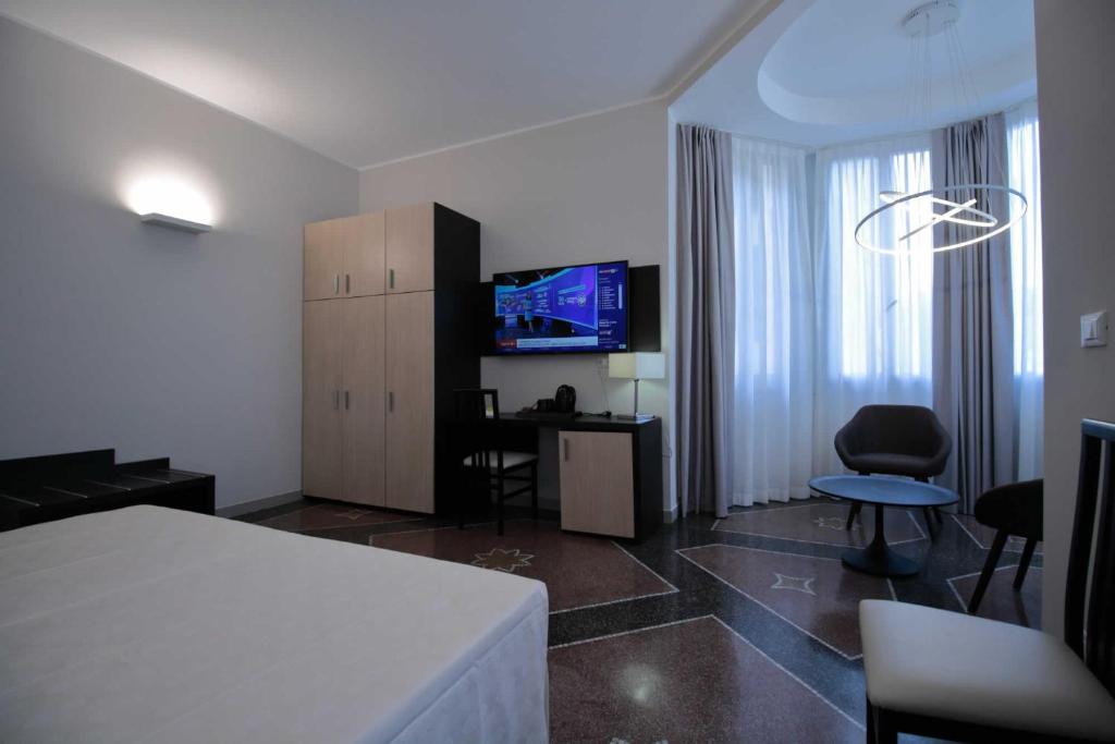 Televízia a/alebo spoločenská miestnosť v ubytovaní Hotel Vittoria