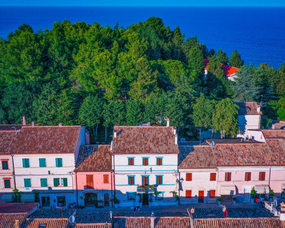 a group of houses in front of a mountain at Zimmer Camere in Sirolo