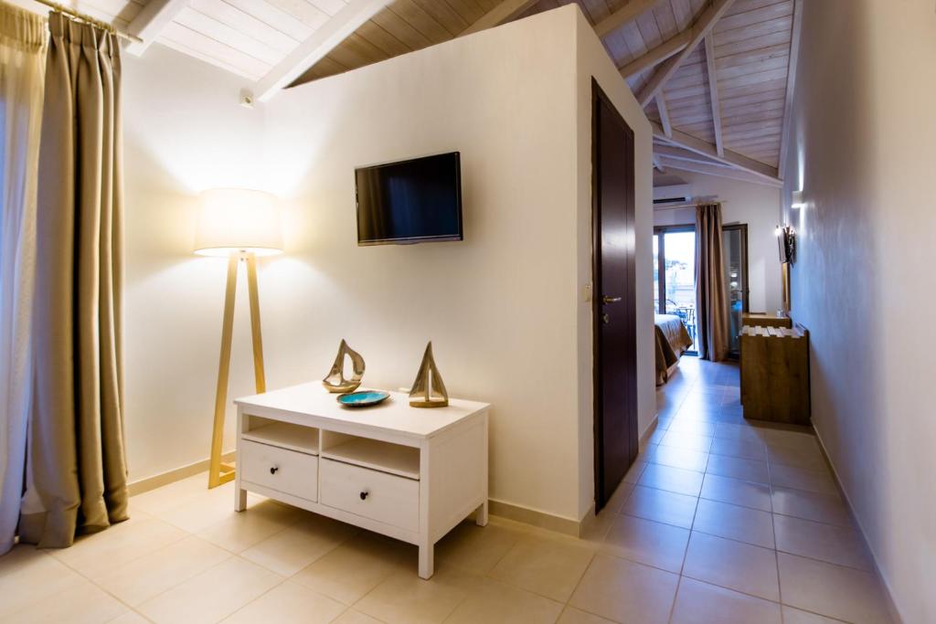 TV a/nebo společenská místnost v ubytování Aktaia Boutique Hotel
