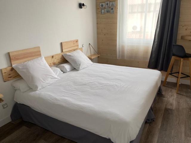 Postel nebo postele na pokoji v ubytování Hôtel Bellevue