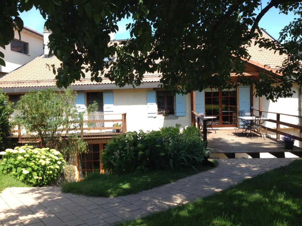 a house with a picnic table in front of it at Le Pré in Juriens
