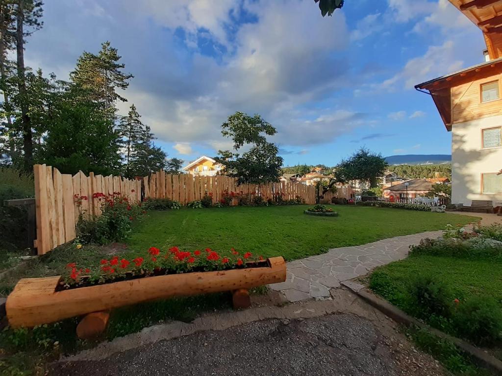 Vonkajšia záhrada v ubytovaní Agritur Rizzi di Inama Ugo