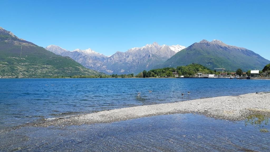 un grande bacino d'acqua con montagne sullo sfondo di Il Giardino a Colico