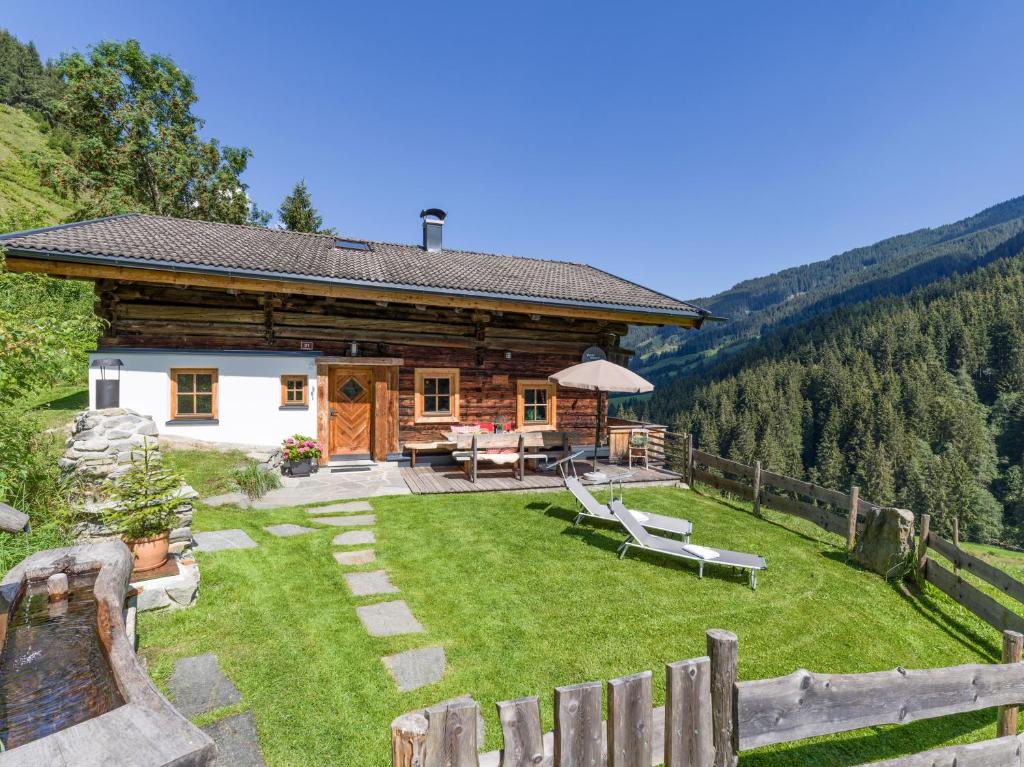 KelchsauにあるChalet Ursteinhütteの庭園と家のあるログキャビン