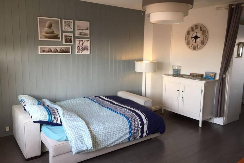 Postel nebo postele na pokoji v ubytování Ambleteuse appartement vue mer