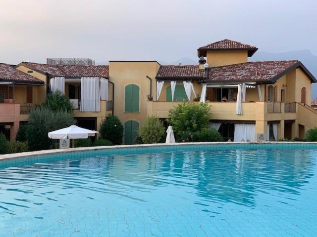 Bazén v ubytovaní Resort Borgo del Torchio alebo v jeho blízkosti