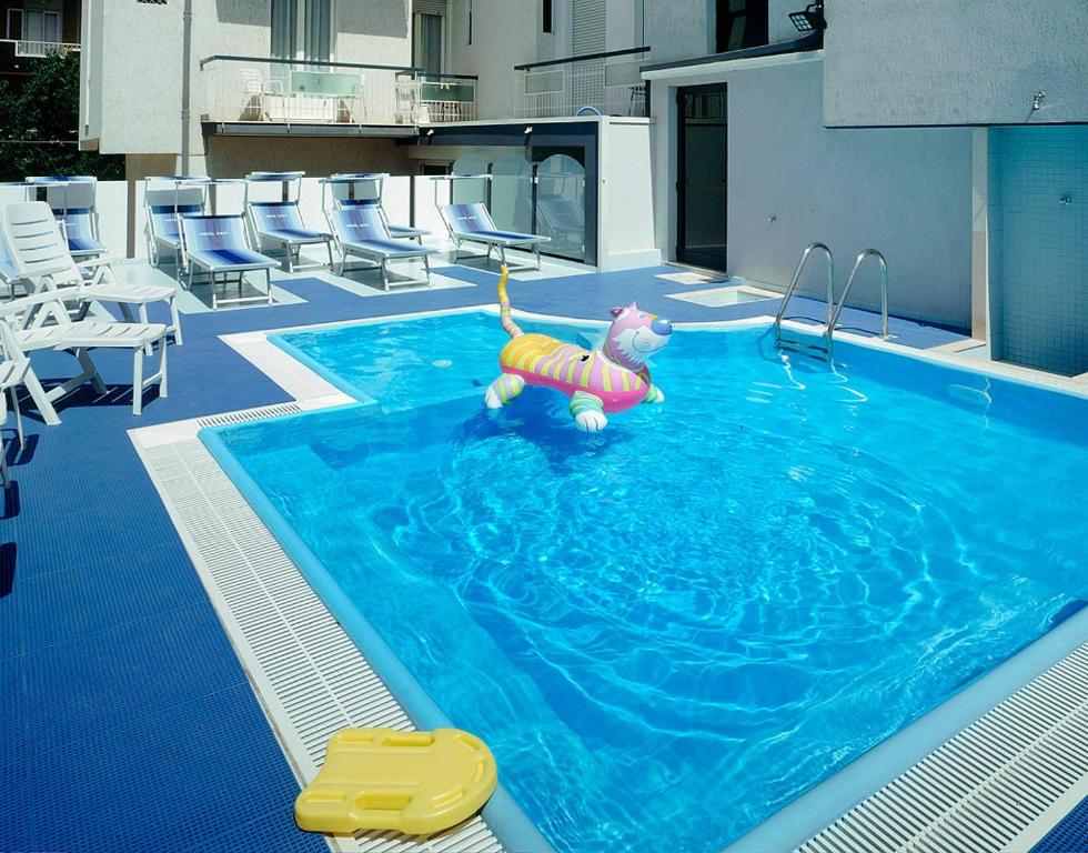 una piscina con un unicornio de juguete en el agua en Hotel Haiti, en Cattolica