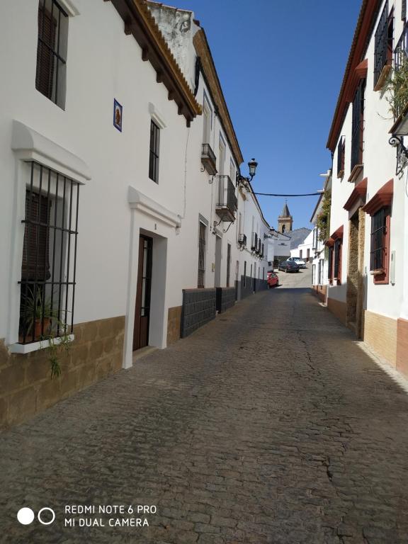 una calle adoquinada en una ciudad con edificios blancos en Casa Museo Quintín, en Gerena