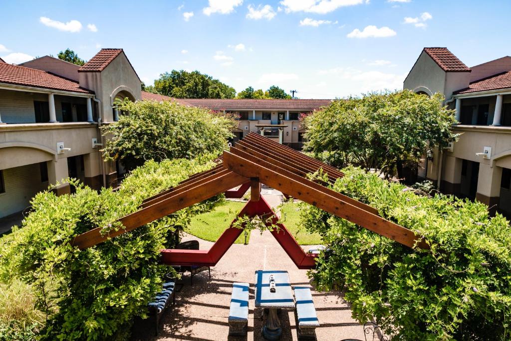 Vineyard Court Designer Suites Hotel photo