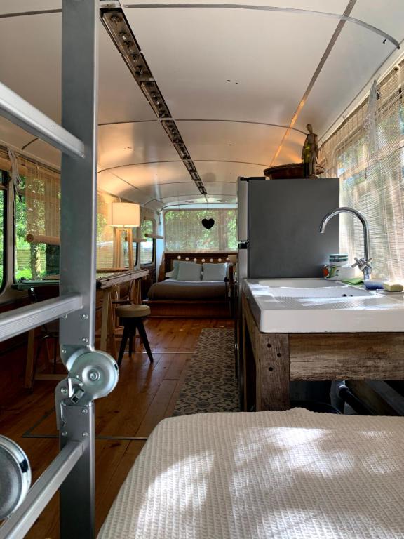 Kuchyň nebo kuchyňský kout v ubytování Magic Roof Top Bus with big bath in the tree forest!