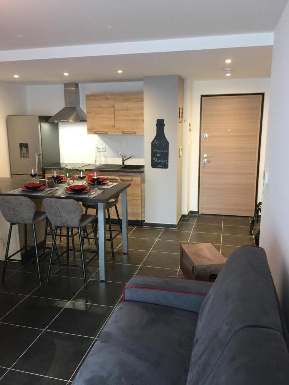 een woonkamer en een keuken met een tafel en stoelen bij Le Riesling Colmar All inclusive Free parking in Colmar