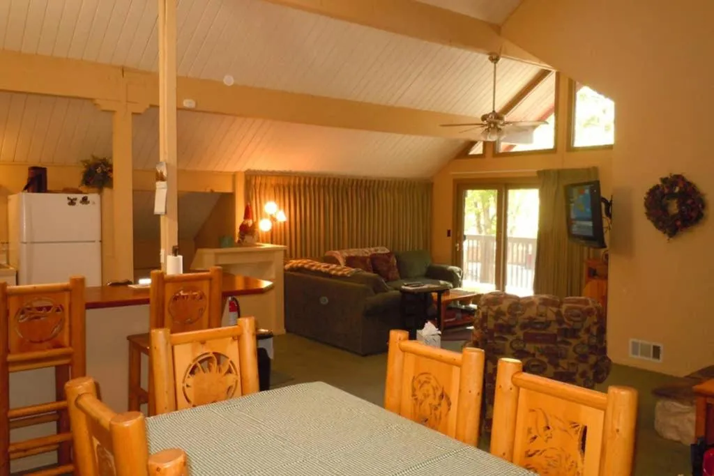 Three-Bedroom Deluxe Unit #22 by Escape For All Seasons Bus Lic #23546, Big Bear Lake, Statele Unite ale Americii