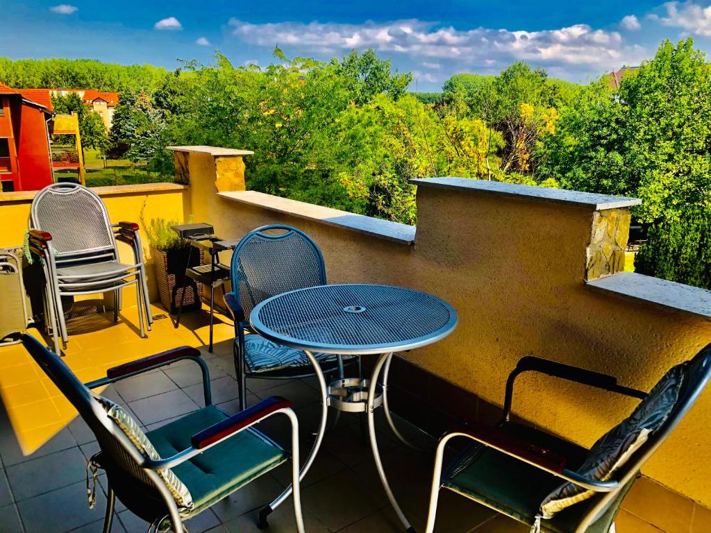A balcony or terrace at Birdland Apartman