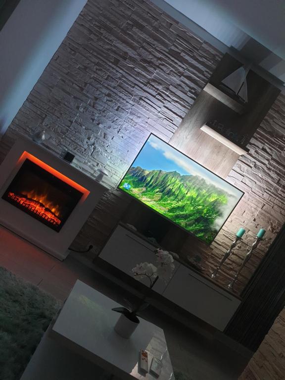 Telewizja i/lub zestaw kina domowego w obiekcie Best Panoráma Apartman