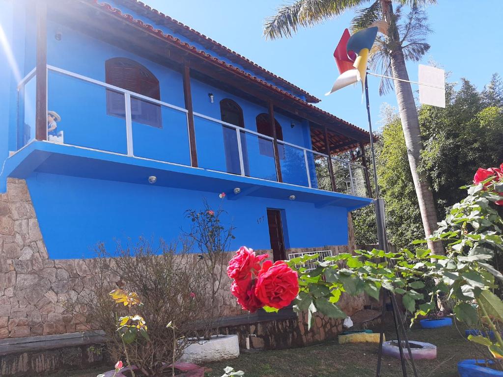 a blue house with flowers in front of it at Casa da Tuca in São João del Rei