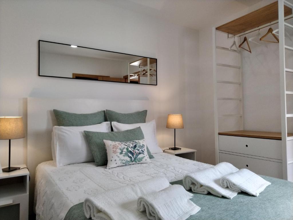 una camera da letto con un letto con uno specchio sopra di esso di Casa da Ponte a Mirandela