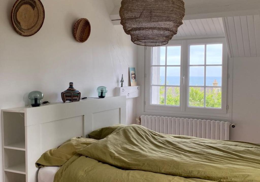 Un pat sau paturi într-o cameră la Vue mer Andalouse du Capitaine