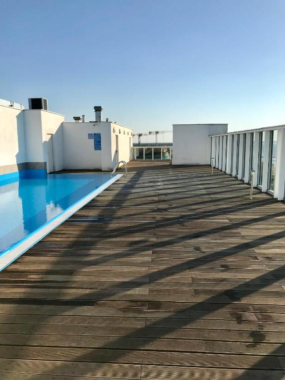 Bazén v ubytovaní HOLIDAY HOME Wechta Baltic 608 z widokiem na morze alebo v jeho blízkosti