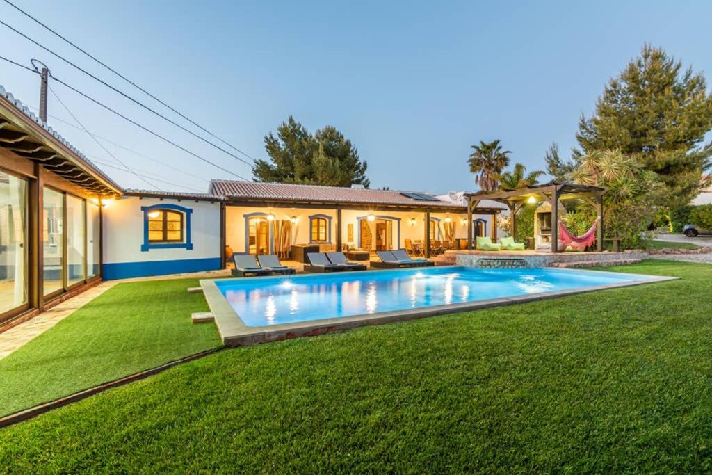 una casa con piscina en un patio en Villa Charme, en Pêra