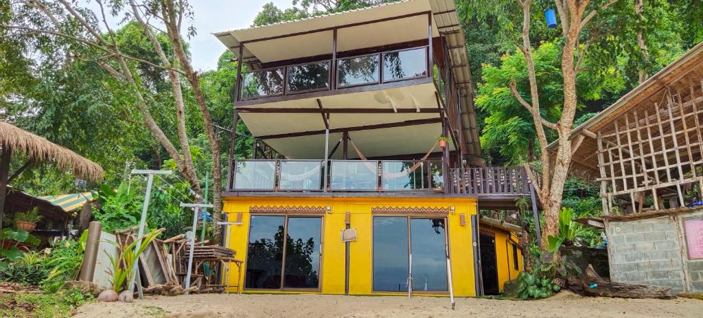 una casa con balcón en la parte superior en Maya guest house@coffee, en Ko Chang