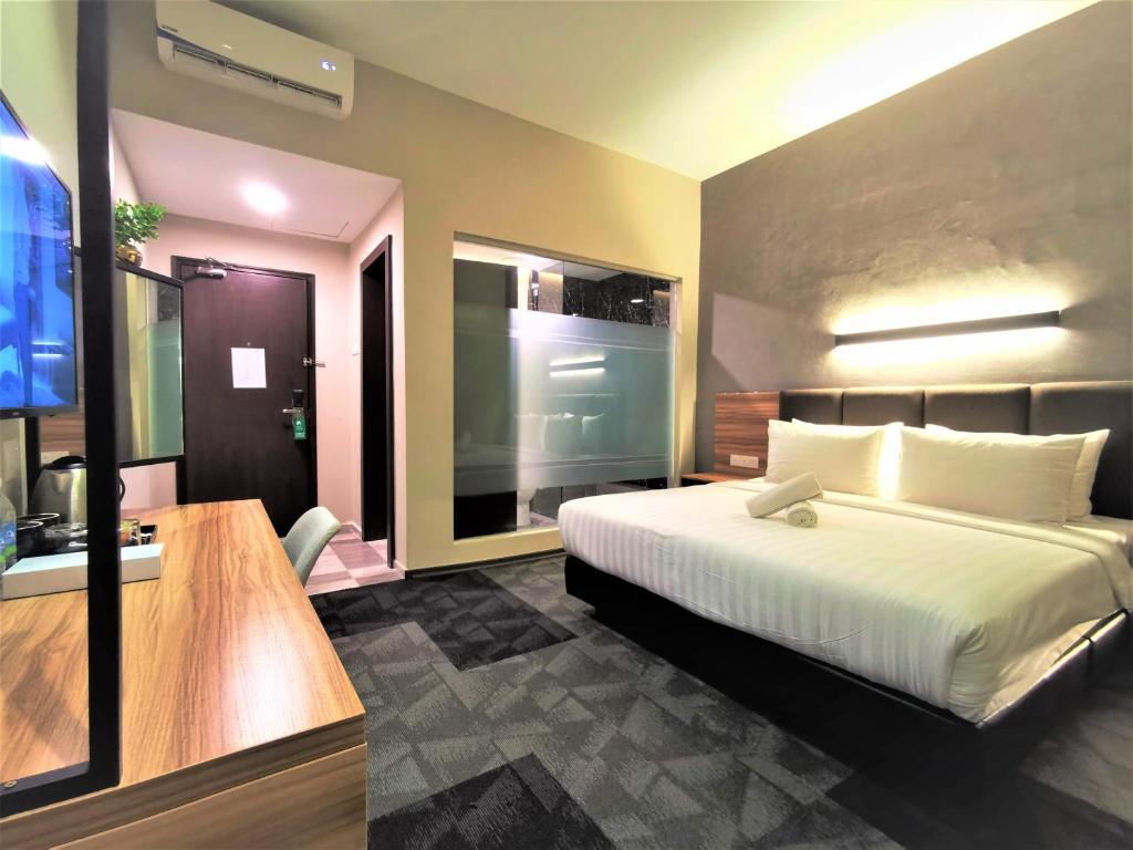 Postel nebo postele na pokoji v ubytování Prestigo Hotel - Johor Bharu