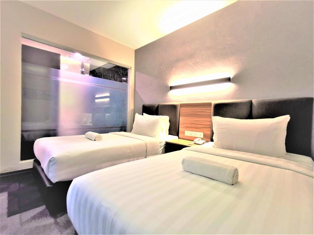 Postel nebo postele na pokoji v ubytování Prestigo Hotel - Johor Bharu