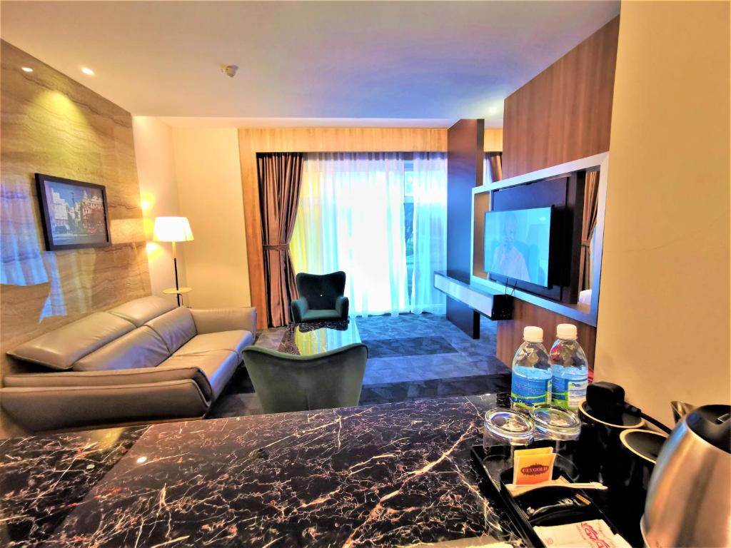 TV a/nebo společenská místnost v ubytování Prestigo Hotel - Johor Bharu