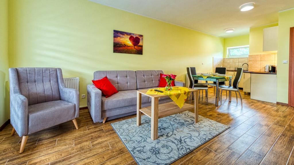 salon z kanapą i stołem w obiekcie Apartamenty Kwisa w Świeradowie Zdroju