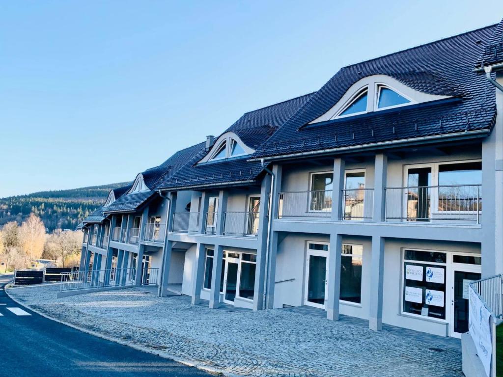 szereg domów na ulicy w obiekcie Apartamenty Kwisa w Świeradowie Zdroju
