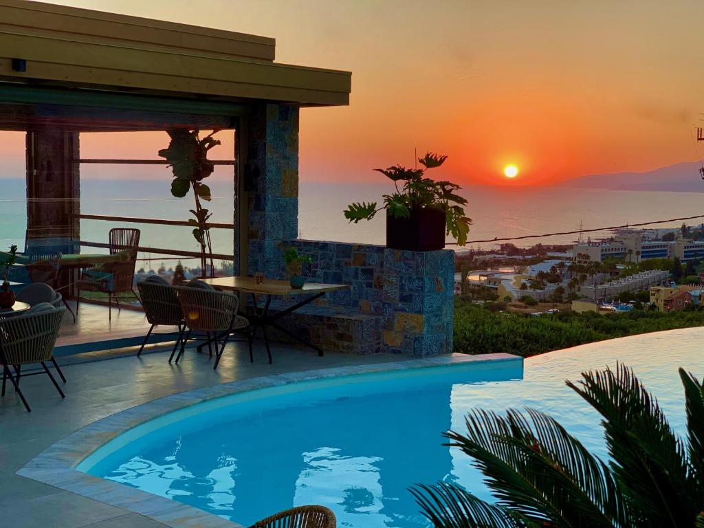Bazén v ubytování Creta Blue Boutique Hotel nebo v jeho okolí