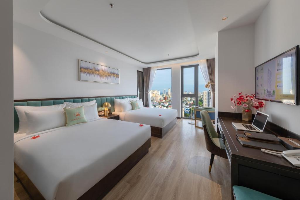 Postel nebo postele na pokoji v ubytování Cordial Grand Hotel Da Nang Beach - Infinity Rooftop Pool