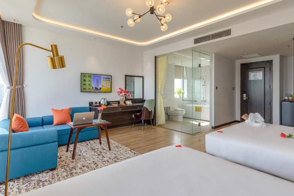 Postel nebo postele na pokoji v ubytování Cordial Grand Hotel Da Nang Beach - Infinity Rooftop Pool