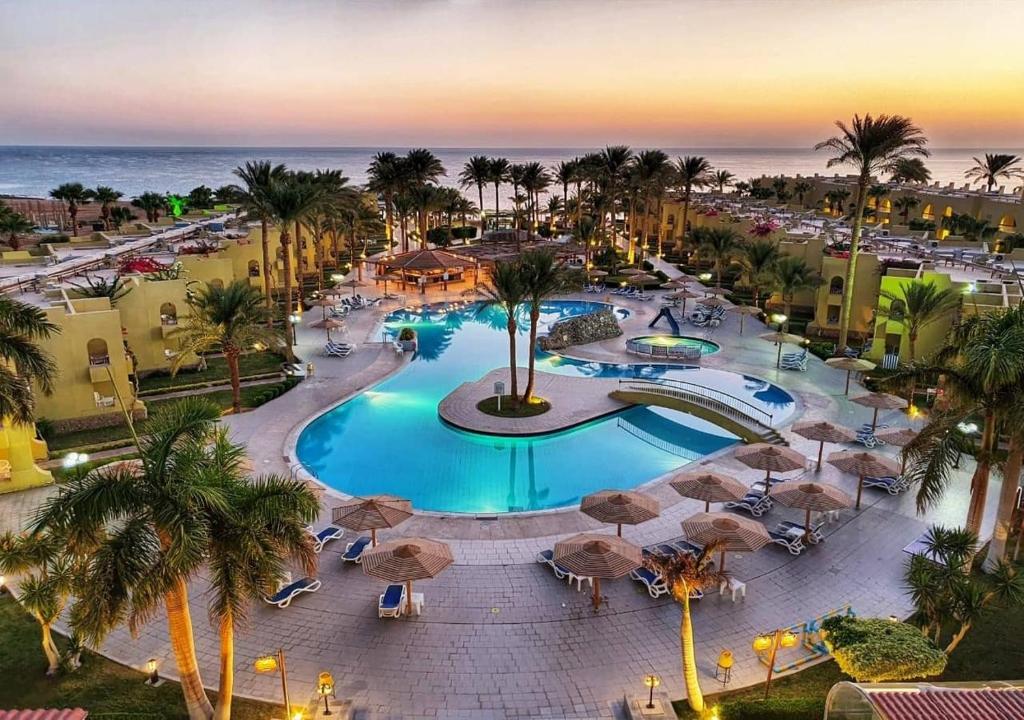 Bazén v ubytování Palm Beach Resort Families and Couples only nebo v jeho okolí