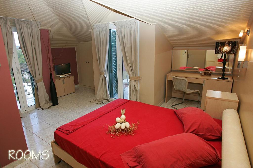 A bed or beds in a room at Captain's House Hotel