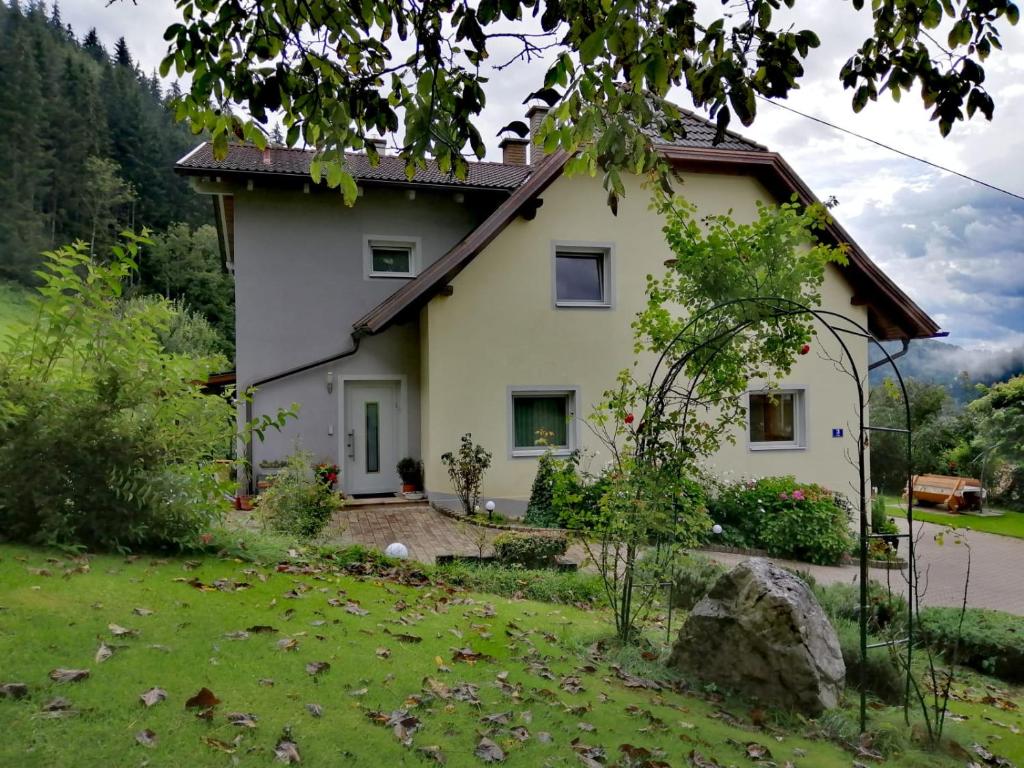 une maison dans un champ avec une cour dans l'établissement Ferienwohnung Erni, à Feldkirchen in Kärnten