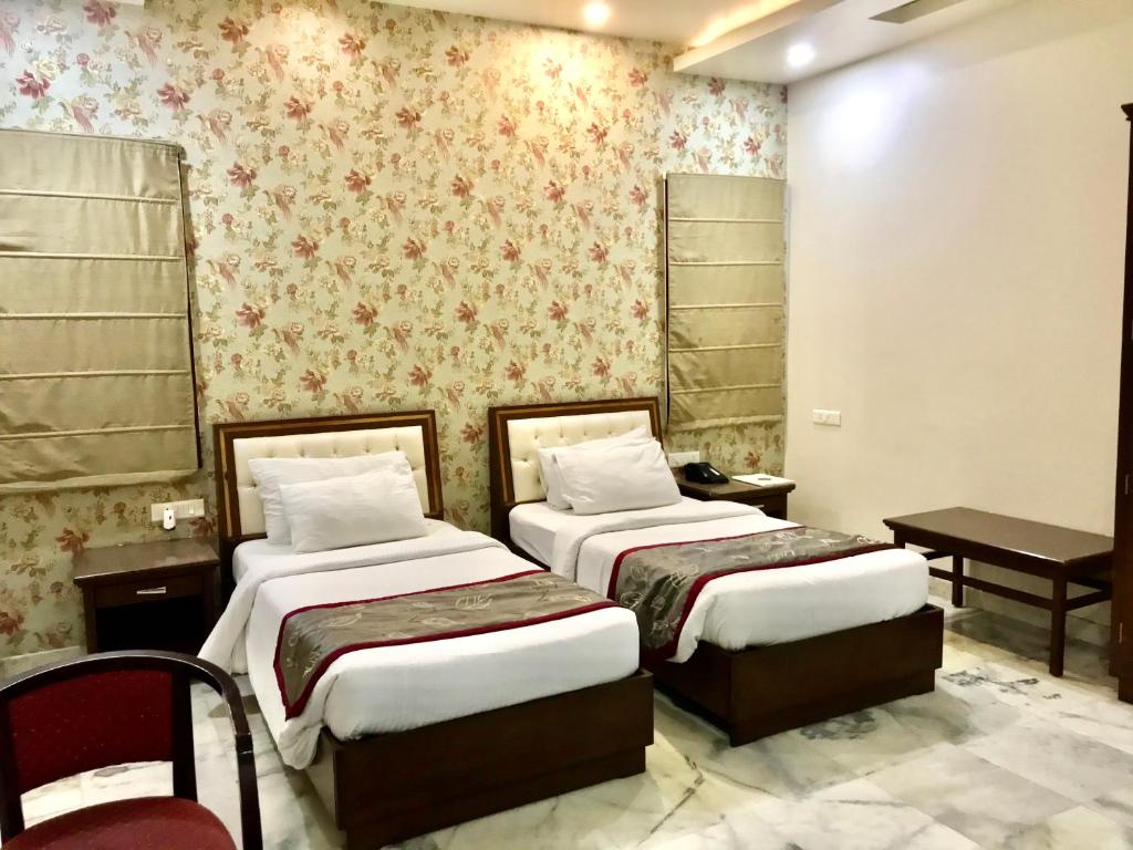 Postel nebo postele na pokoji v ubytování Hotel Leela Grande