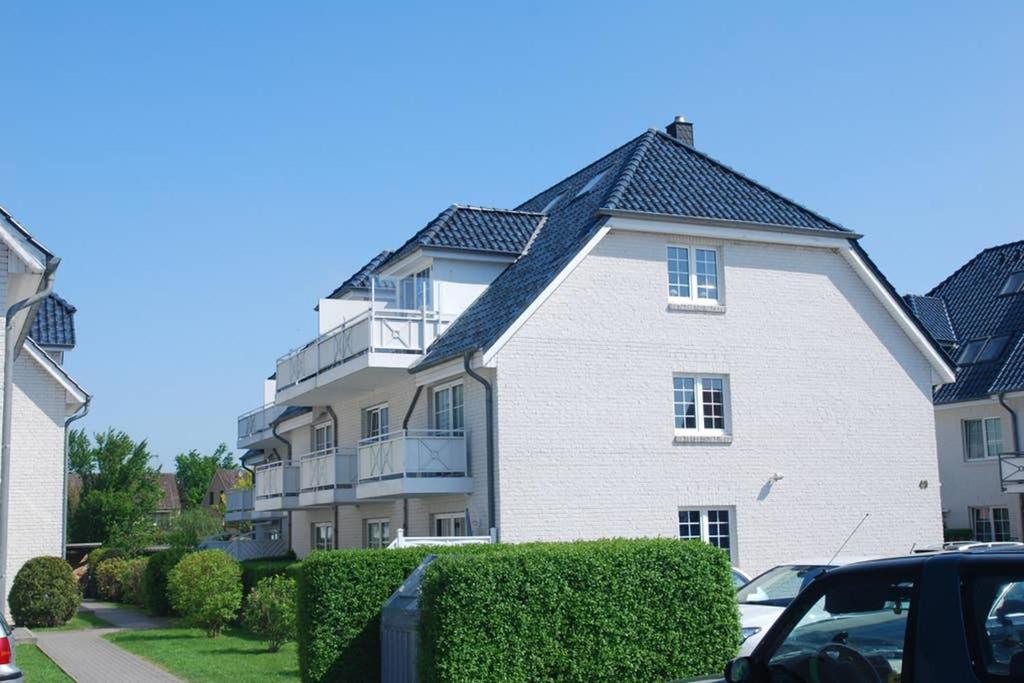 Casa blanca grande con balcón en una calle en Ferien auf zwei Ebenen in der Möwenkoje, en Grömitz