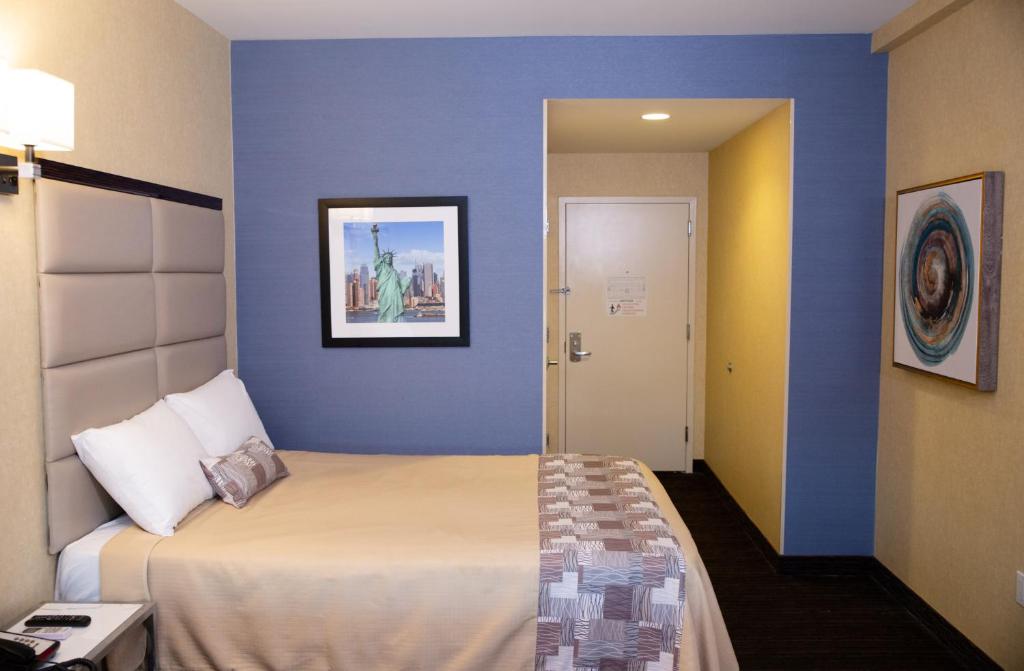 Postel nebo postele na pokoji v ubytování 7 Days Hotel