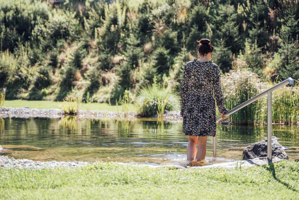 Výhled na řeku, která protéká v blízkosti hotelu