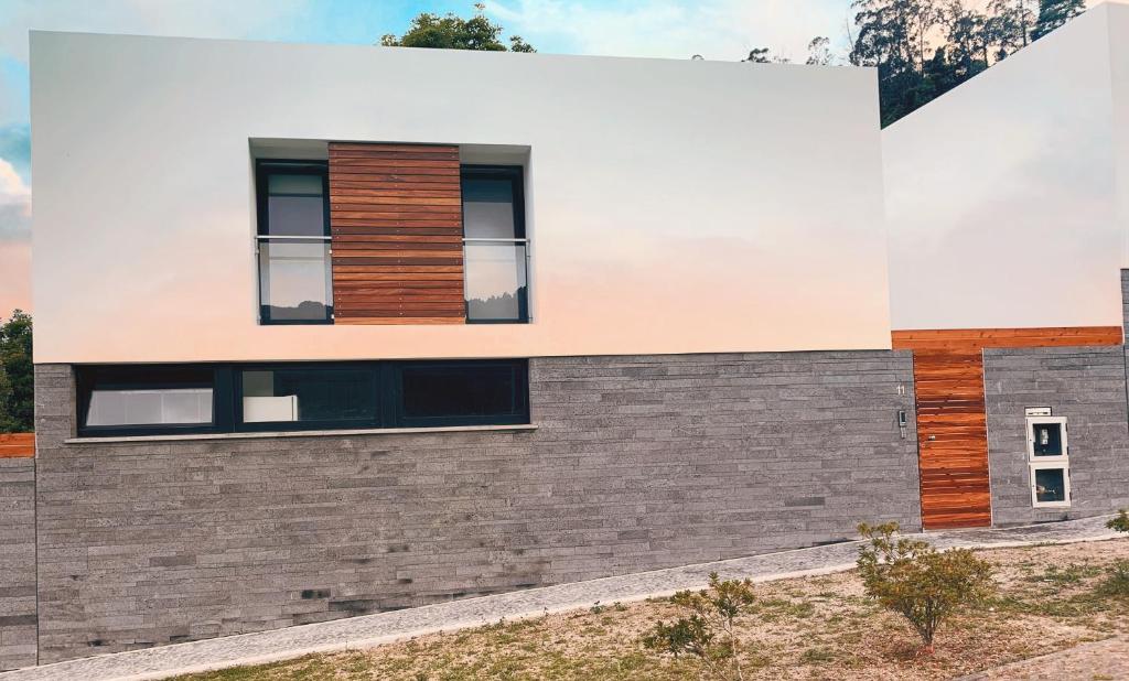 a modern house with a brick wall at Domus Vallis in Furnas