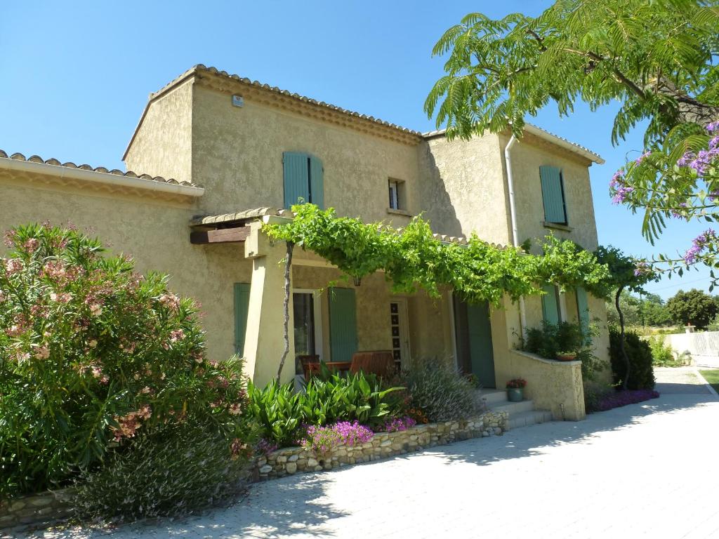 a house with a tree in front of it at CHAMBRES D&#39;HÔTES CLIMATISÉES avec CUISINE d&#39;ÉTÉ &quot;VILLA GOUR du PEYROL&quot; in Buisson